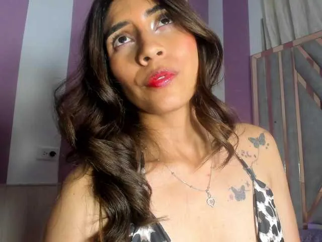 Live sex webcam photo for emiliclark #292377455