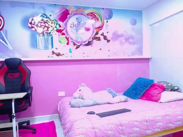 Live sex webcam photo for emily-petite- #274322693