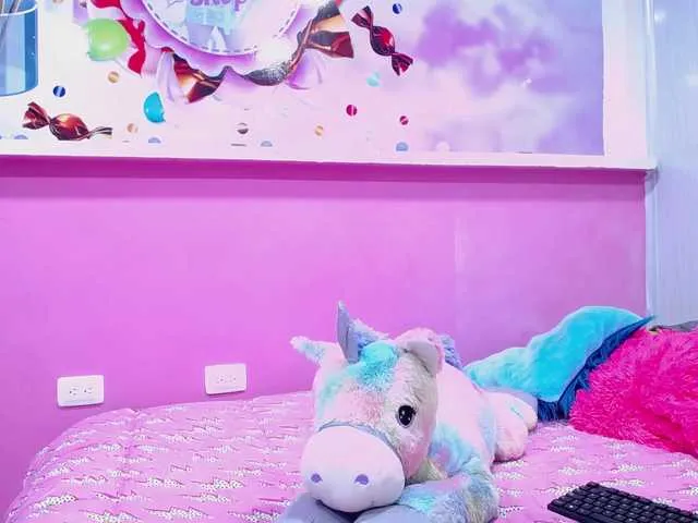 Live sex webcam photo for emily-petite- #274345210