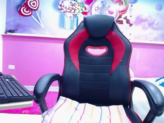 Live sex webcam photo for emily-petite- #274374482