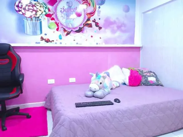 Live sex webcam photo for emily-petite- #274567453