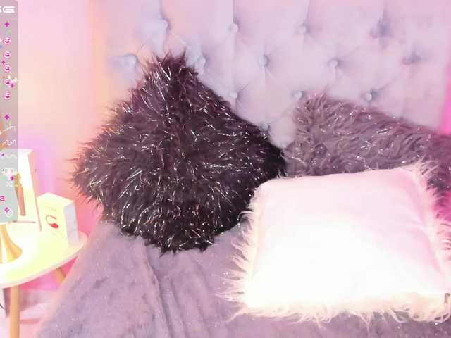 Live sex webcam photo for emily-princes #272677566