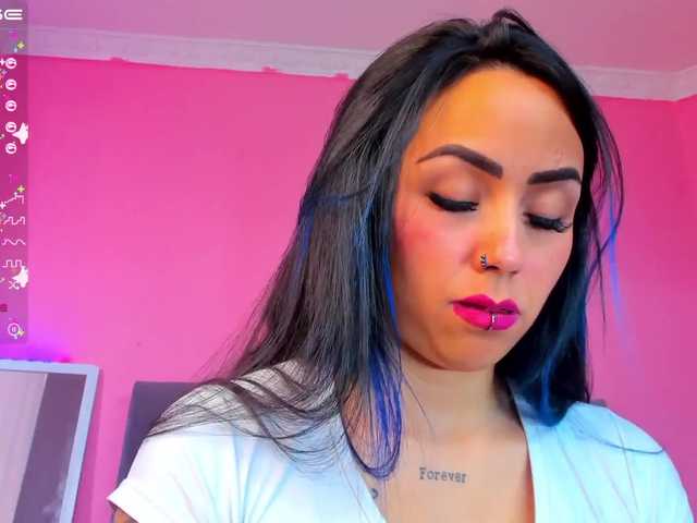 Live sex webcam photo for emily-princes #273429134