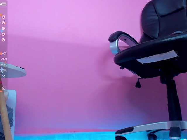 Live sex webcam photo for emily-princes #273667811