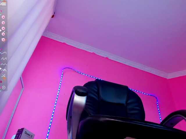 Live sex webcam photo for emily-princes #273993797