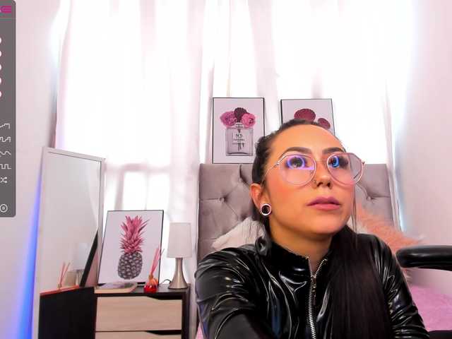 Live sex webcam photo for emily-princes #275465265