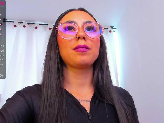 Live sex webcam photo for emily-princes #275526358