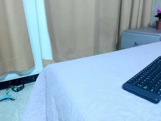 Live sex webcam photo for emily-saenz #275756815