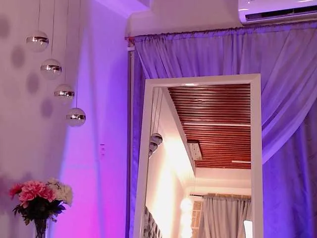 Live sex webcam photo for EmilyBonnet #273508955