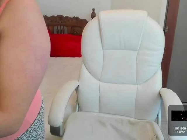 Live sex webcam photo for emilydolshe2 #287923825