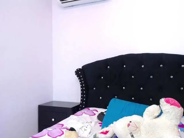Live sex webcam photo for emilyjohnson3 #272761505