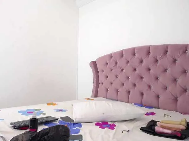 Live sex webcam photo for emilyjohnson3 #272772177