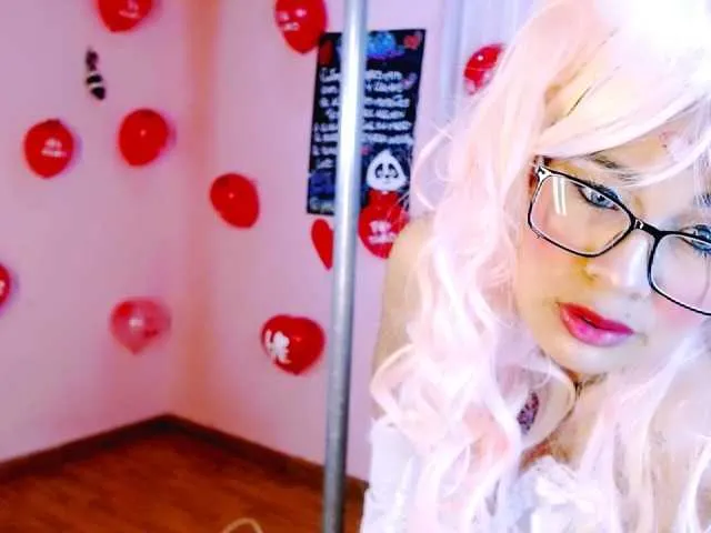 Live sex webcam photo for emilysuarez #272407137