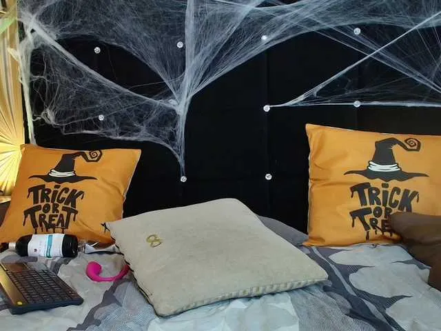 Live sex webcam photo for emmily-keller #292170957