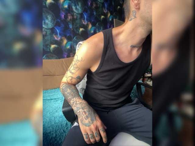 Live sex webcam photo for emoboy34 #275713124