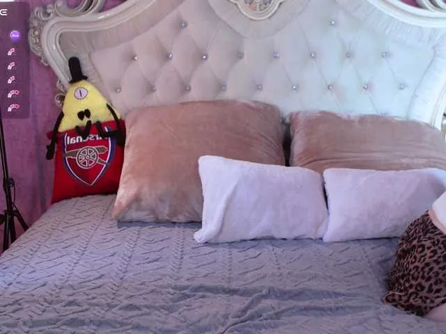 Live sex webcam photo for enchantressss #289499319