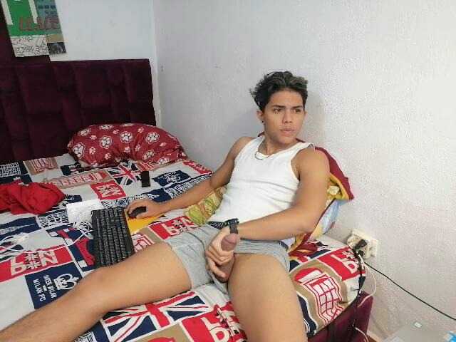 Live sex webcam photo for erickhot06 #288040273