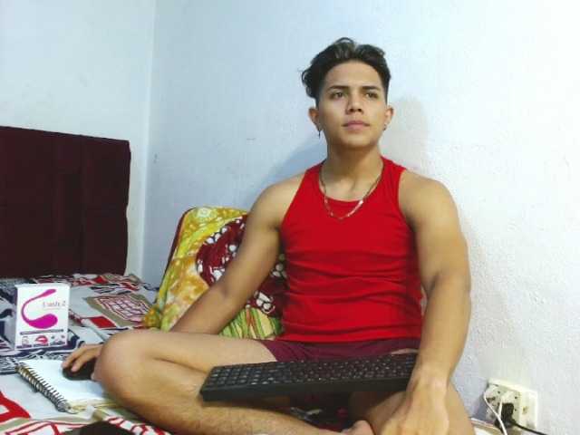 Live sex webcam photo for erickhot06 #288040275