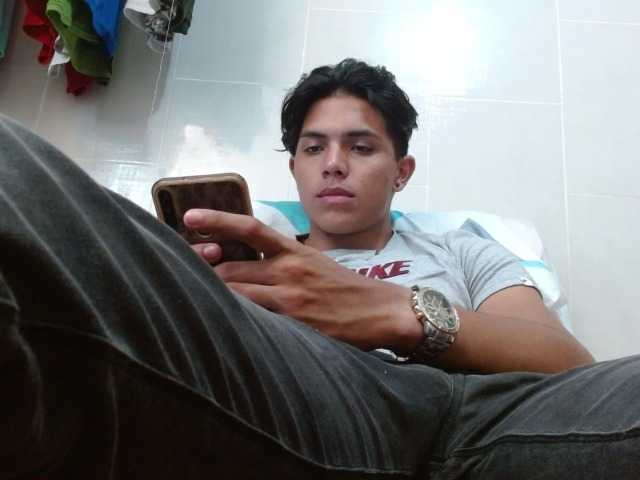 Live sex webcam photo for erickhot06 #288040318