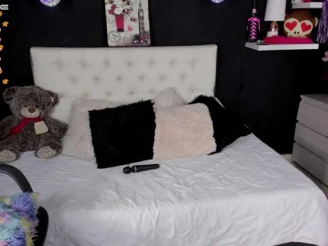 Live sex webcam photo for eriika-18 #273656790