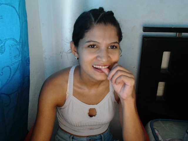 Live sex webcam photo for estrella-roy #275734977