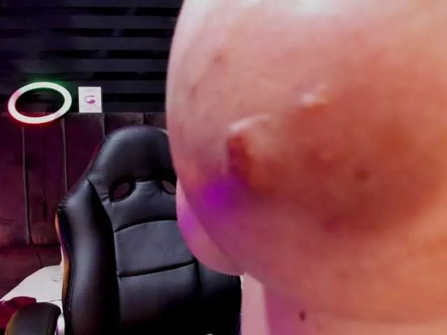 Live sex webcam photo for girl-amada #290852275