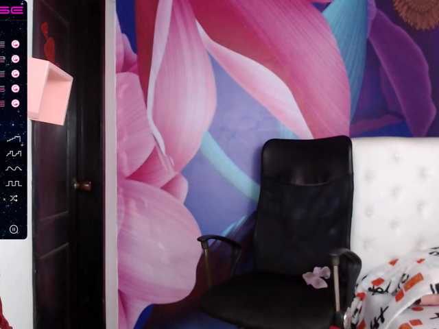 Live sex webcam photo for halle-conner #273372426