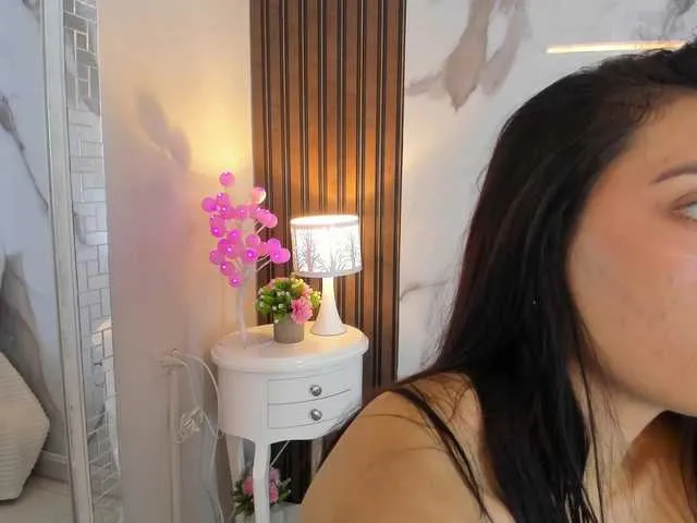 Live sex webcam photo for hannahill69 #290722571