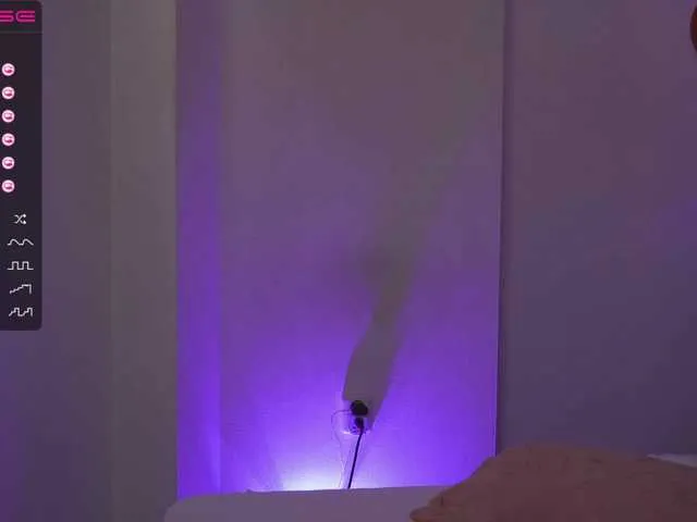 Live sex webcam photo for holyivy #273378172