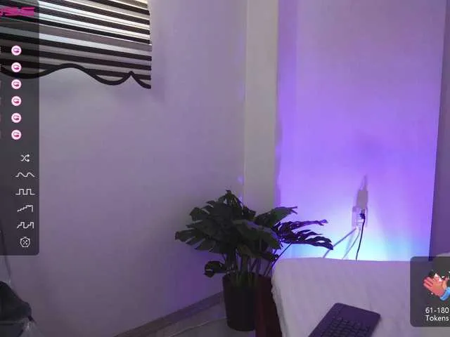 Live sex webcam photo for holyivy #273844431