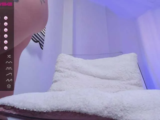 Live sex webcam photo for holyivy #274051936