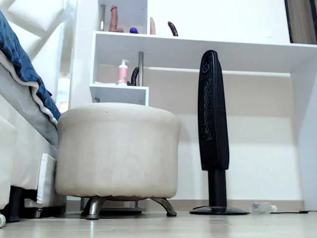 Live sex webcam photo for hornyssluttt #289373106