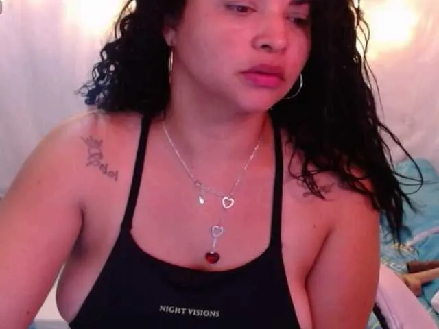 Live sex webcam photo for hornyy-cougar #291421606