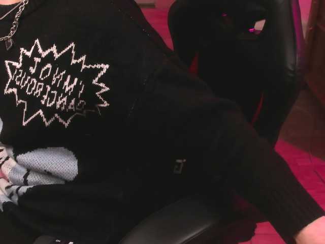 Live sex webcam photo for hornyyponyy #277342107