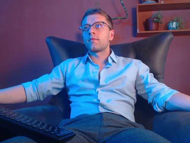 Live sex webcam photo for iFindomguy #275560176