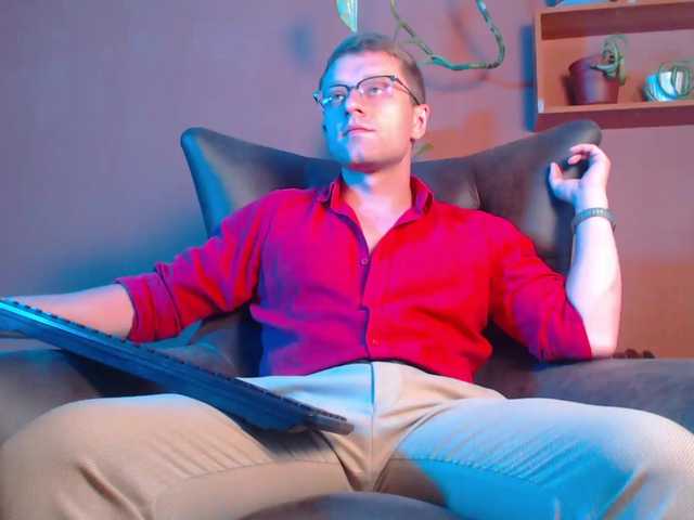 Live sex webcam photo for iFindomguy #275782609