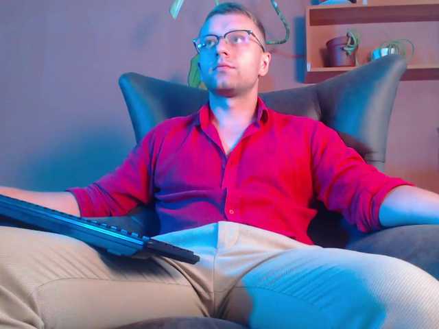 Live sex webcam photo for iFindomguy #275912382