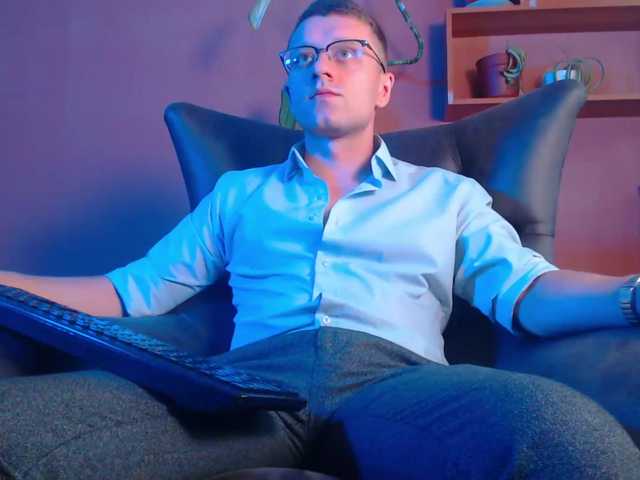 Live sex webcam photo for iFindomguy #275922720