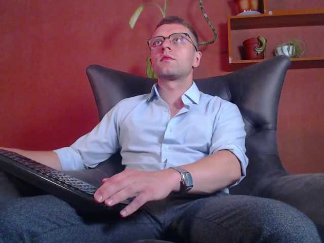 Live sex webcam photo for iFindomguy #275940961