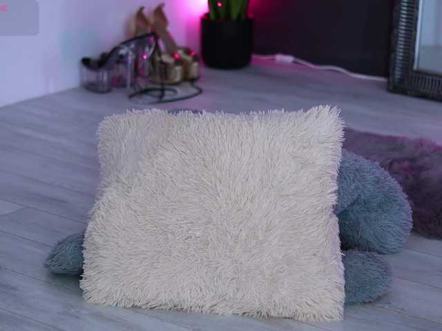 Live sex webcam photo for iamLila #291680820