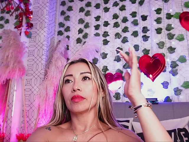 Live sex webcam photo for is-amelia #290451824