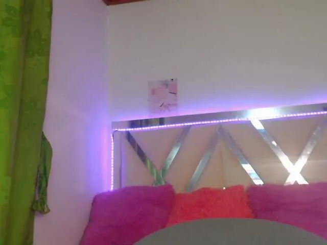 Live sex webcam photo for Isabella16 #272939968