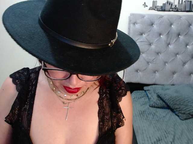 Live sex webcam photo for isabellacen #275704360