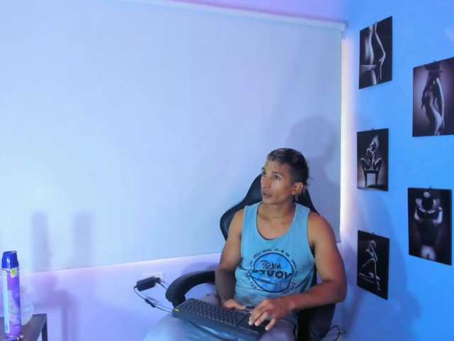 Live sex webcam photo for jameshotx #275568780