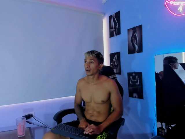 Live sex webcam photo for jameshotx #275590960