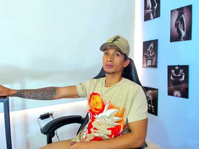 Live sex webcam photo for jameshotx #275957926