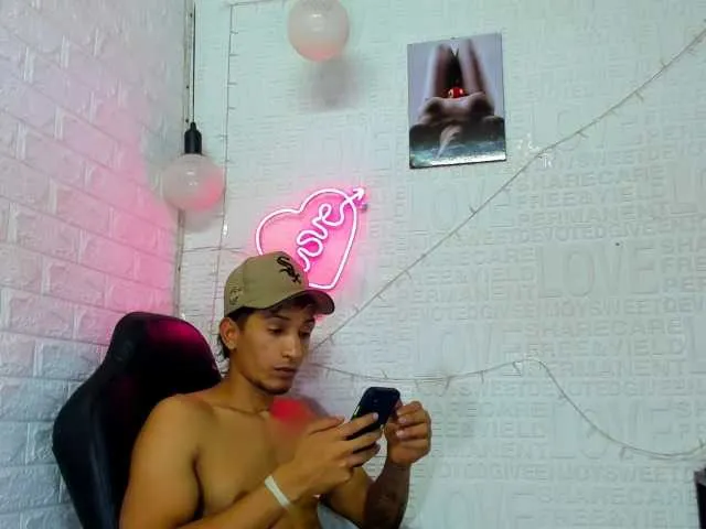 Live sex webcam photo for jameshotx #276388112