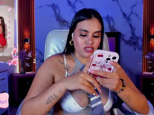 Live sex webcam photo for jeen-taylor1 #293393885