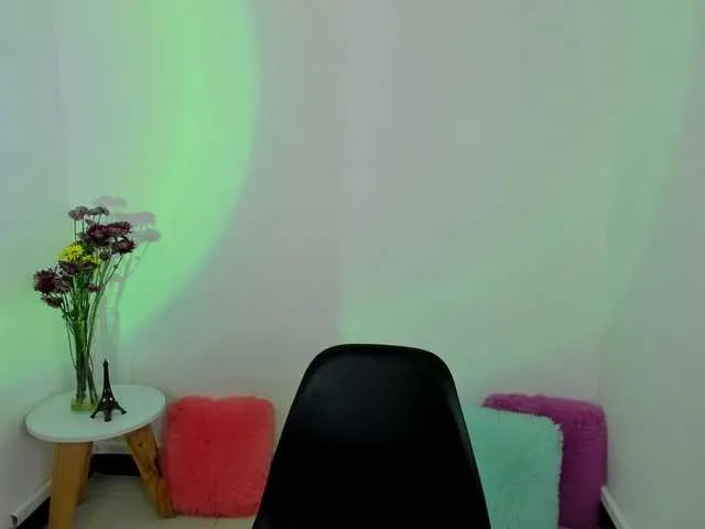 Live sex webcam photo for jeenn3 #276433481