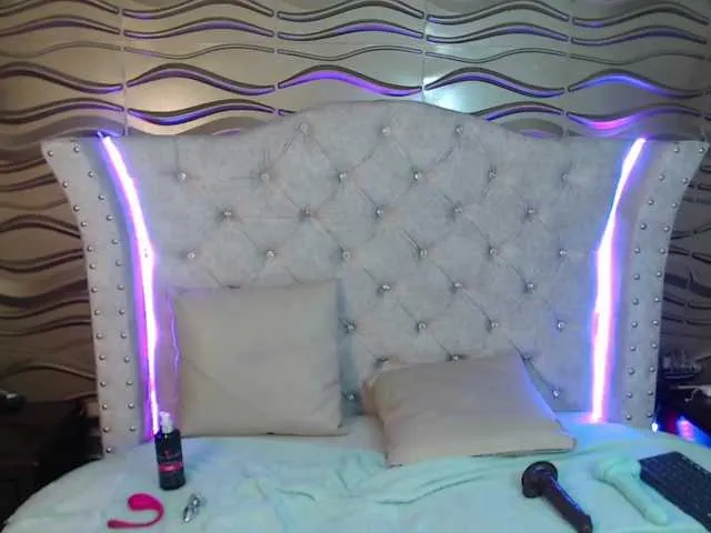 Live sex webcam photo for jessicaFox11 #274370156